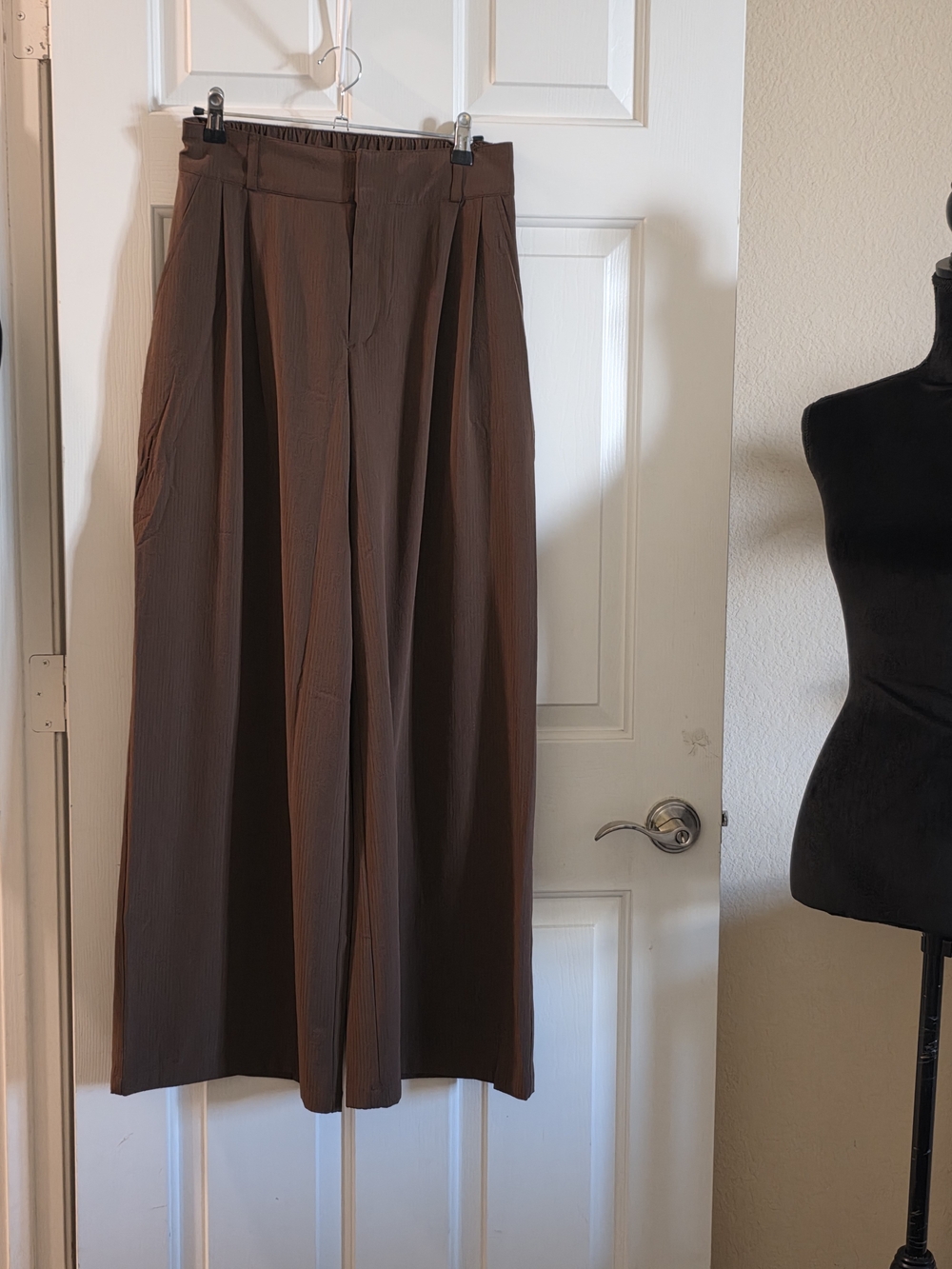 ALO Yoga Wide-Leg Pleated Trousers in Brown